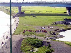 多摩川河川敷にマリオへのエールが響く